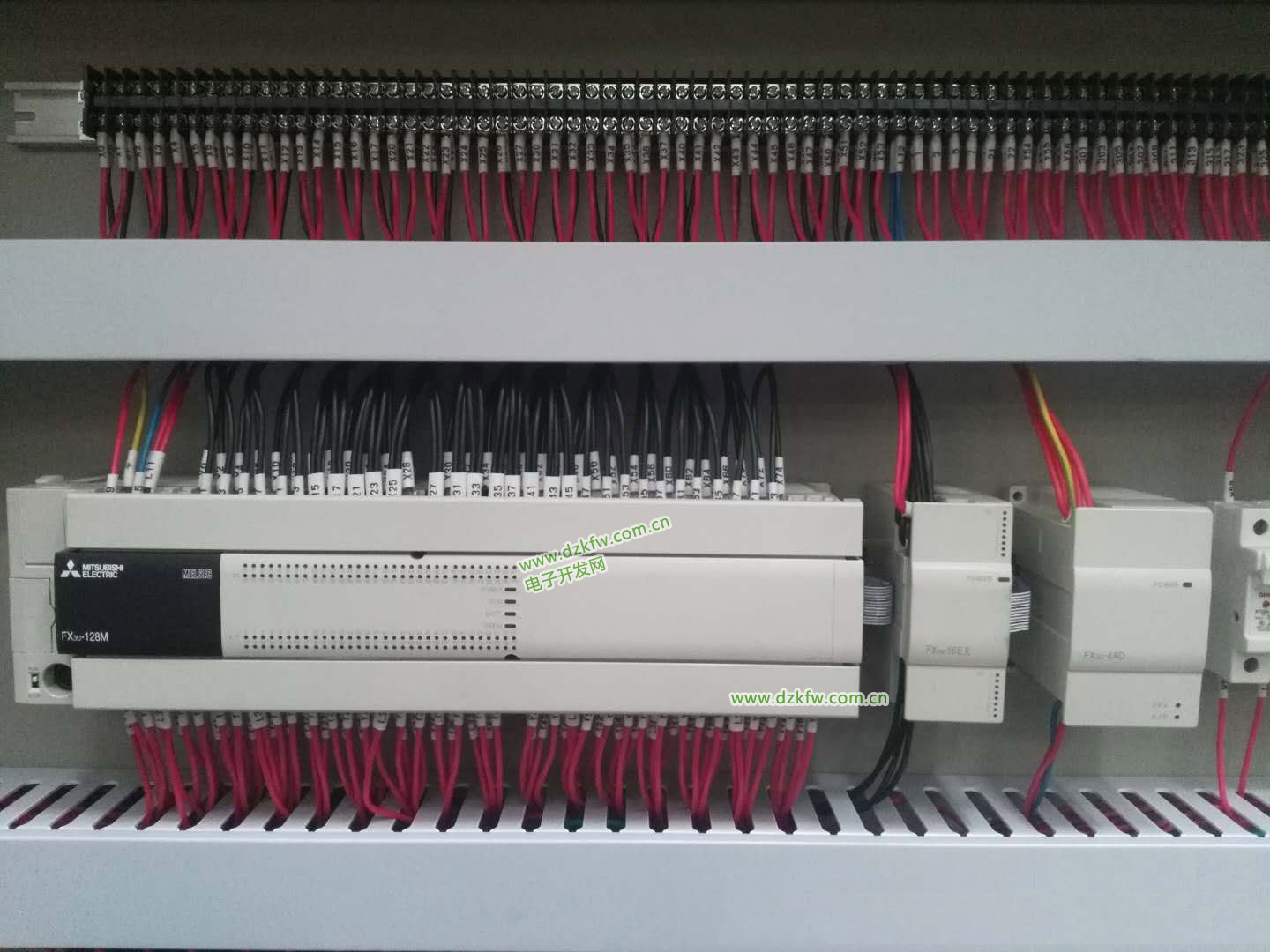三菱plc FX3U-4AD和FX3U系列PLC的連接實(shí)圖